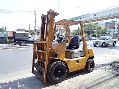 ขายรถยกโตโยต้า 2.5 ตัน เครื่องเบนซิน  เสาสูง 5 เมตร (เสาต่ำ-3ท่อน)  ยางตันใหม่ 4 ล้อ  พวงมาลัยเพาเว่อร์  สีเดิมจากนอก นำเข้าจากญี่ปุ่น ใช้งานได้ทันที