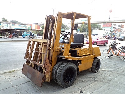 ขายรถยกโตโยต้า 2.8 ตัน เครื่องดีเซล งาเทด้ำ  เสาสูง 3 เมตร ล้อหน้าคู่  งายาว 1.6 เมตร พวงมาลัยเพาเว่อร์  สีเดิมจากนอก นำเข้าจากญี่ปุ่น ใช้งานได้ทันที