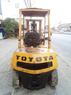 ขายรถยกโตโยต้า 2.8 ตัน เครื่องดีเซล งาเทด้ำ  เสาสูง 3 เมตร ล้อหน้าคู่  งายาว 1.6 เมตร พวงมาลัยเพาเว่อร์  สีเดิมจากนอก นำเข้าจากญี่ปุ่น ใช้งานได้ทันที