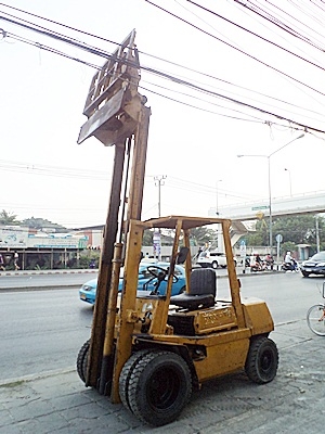 ขายรถยกโตโยต้า 2.8 ตัน เครื่องดีเซล งาเทด้ำ  เสาสูง 3 เมตร ล้อหน้าคู่  งายาว 1.6 เมตร พวงมาลัยเพาเว่อร์  สีเดิมจากนอก นำเข้าจากญี่ปุ่น ใช้งานได้ทันที