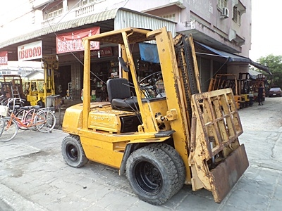 ขายรถยกโตโยต้า 2.8 ตัน เครื่องดีเซล งาเทด้ำ  เสาสูง 3 เมตร ล้อหน้าคู่  งายาว 1.6 เมตร พวงมาลัยเพาเว่อร์  สีเดิมจากนอก นำเข้าจากญี่ปุ่น ใช้งานได้ทันที