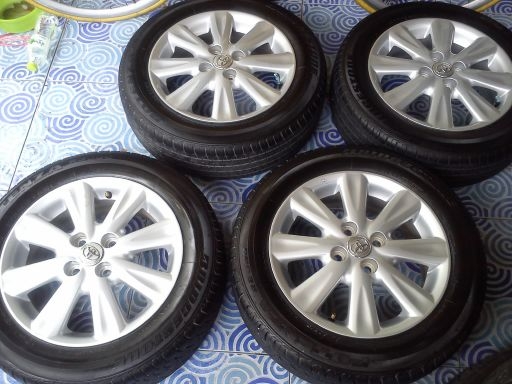 ล้อแม็ก Toyota vios ขอบ15-4-100 พร้อมยางบริดสโตน 4วง8,500 บาท