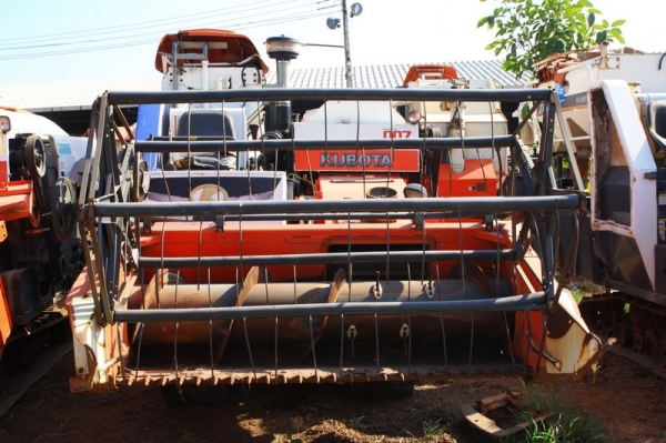 COMBINE HAVESTER KUBOTA  DC-60
