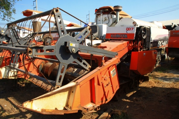 COMBINE HAVESTER KUBOTA  DC-60