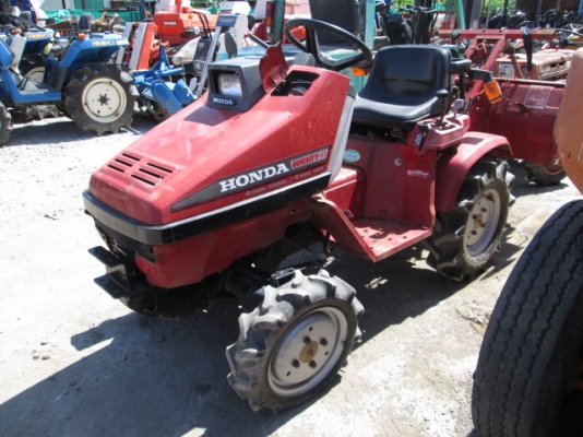 รหัส:13001173รถพรวนดินนั่งขับเครื่องยนต์เบนซิลGC05ขนาด11PS.สภาพสวยพร้อมโรตารี่สามารถถอดเข้าออกได้