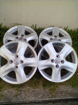 ขายแม็ก โตโยต้า วีออส ขอบ15  4วง พร้อมน๊อต 16 ตัว