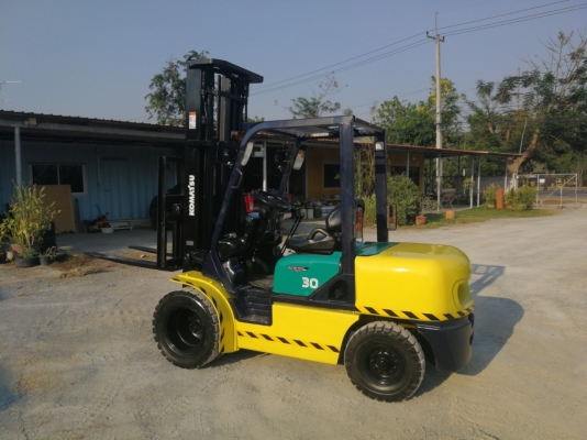 ขายรถนำเข้าจากญี่ปุ่น คันนี้สวยมาก KOMATSU 3ตัน เสาสูง 6เมตร โทร.090-986-2521 อ๊อบ