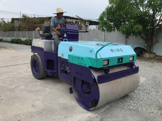 ขายรถบด4ตันKOMATSUรุ่นJV40CW-3นำเข้าญี่ปุ่นไม่เคยใช้งานในไทย หน้าเหล็กหลังยาง ขับ2เพลาเอวอ่อน เครื่อ