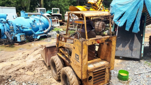 ลุยได้ดีครับ เป็น 4WD รถตักล้อยาง BOBCAT เก่าญี่ปุ่น YANMAR เครื่องดีเซล ราคาไม่ถึงแสน พร้อมใช้