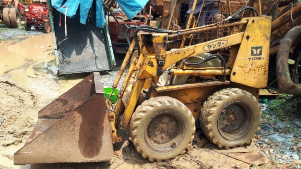 ลุยได้ดีครับ เป็น 4WD รถตักล้อยาง BOBCAT เก่าญี่ปุ่น YANMAR เครื่องดีเซล ราคาไม่ถึงแสน พร้อมใช้