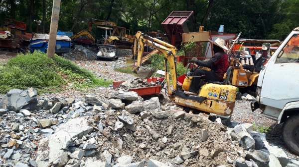 โชว์การขุดให้ชม ตามคำเรียกร้องจากลูกค้าครับ แบคโฮจิ๋ว รถขุด KOMATSU pc09 เก่าญี่ปุ่น โชว์การขุดให้ชม ตามคำเรียกร้องจากลูกค้าครับ แบคโฮจิ๋ว รถขุด KOMATSU pc09 เก่าญี่ปุ่น