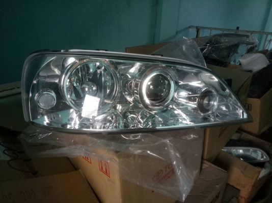 ขายไฟหน้า Ford Laser Tierra ปี 2002 ด้านขวา