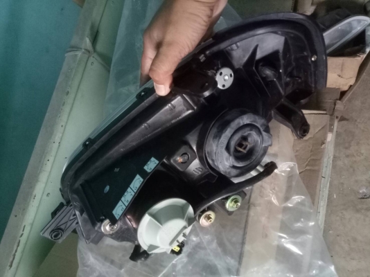 ขายไฟหน้า Ford Laser Tierra ปี 2002 ด้านขวา ขายไฟหน้า Ford Laser Tierra ปี 2002 ด้านขวา