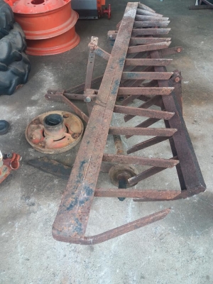 ขายคราดติดรถไถพร้อมใช้งาน  ราคา4500 บาท  สนใจสอบถาม 084-9997463