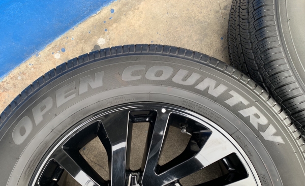 ล้อแม็กป้ายแดง Nissan Navara Caliber NP300 Black Edition ขอบ 18 พร้อมยางป้ายแดง 255-60-18 Toyo ปี 18 แม็กสวย ตุ่มชัดทุกเส้น