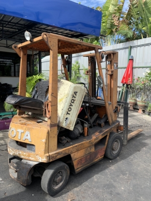 ขายรถยกโฟร์คลอฟท์ยี่ห้อToyota ดีเซล 1ตัน เสาสูง3เมตร