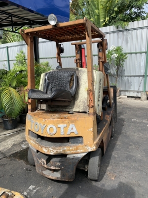 ขายรถยกโฟร์คลอฟท์ยี่ห้อToyota ดีเซล 1ตัน เสาสูง3เมตร