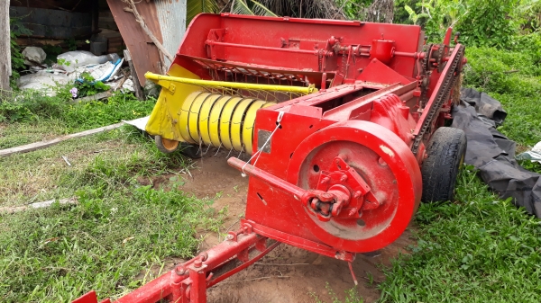 ขายตามสภาพเครื่องอัดฟางนิวฮอลแลนด์ S 78 ใช้งานปกติ