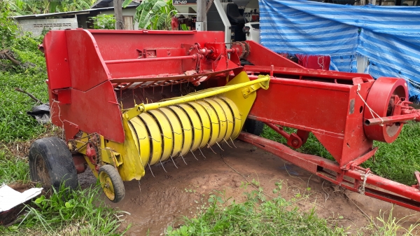 ขายตามสภาพเครื่องอัดฟางนิวฮอลแลนด์ S 78 ใช้งานปกติ