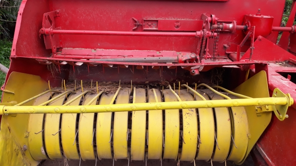 ขายตามสภาพเครื่องอัดฟางนิวฮอลแลนด์ S 78 ใช้งานปกติ