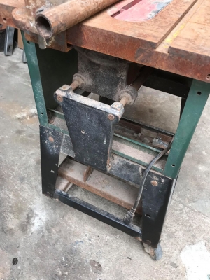 แท่นเลื่อยวงเดือน