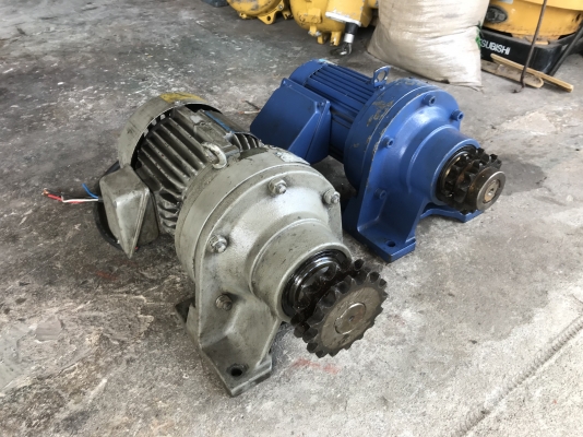 ( เหลือ 1ตัวครับ )ขายมอเตอร์เกียร์ Cycro drive Sumitomo 1HP. 380V made in Japan อัตราทด 1:87 เพลาออกประมาณ 16รอบต่อนาที สภาพสวยเดิมๆ หมุนนิ่ม พร้อมใช้งาน มี 6ตัวครับ ราคาตัวละ 4,300 บาท