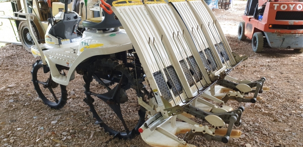 รถดำนา 4 แถว 1 หัวดำ ดึงสตาร์ท  พร้อมใช้งาน