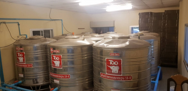 ถังสแตนเลสใส่น้ำดื่ม ขนาด 2,000 ลิตร จำนวน 9 ใบ สภาพสวยมาก 95\% ไม่เคยตากแดด ราคาใบละ 10,000 บาท