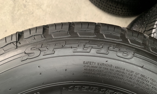 ยางใหม่ป้ายแดง 195-15 Dunlop ปี 19 ดอกเต็ม ตุ่มเป้งๆ ยางใหม่ป้ายแดง 195-15 Dunlop ปี 19 ดอกเต็ม ตุ่มเป้งๆ