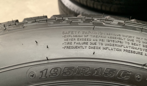 ยางใหม่ป้ายแดง 195-15 Dunlop ปี 19 ดอกเต็ม ตุ่มเป้งๆ ยางใหม่ป้ายแดง 195-15 Dunlop ปี 19 ดอกเต็ม ตุ่มเป้งๆ