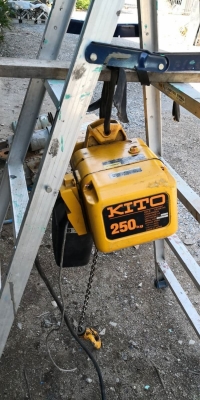 8,500 บ.โทร 083-2000058 LINE ID: line832923 รอกโซ่ไฟฟ้ายี่ห้อ KITO ผลิตญี่ปุ่นขนาด 250 Kg. ความเร็วก