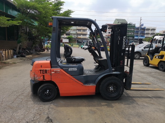 รถยกโตโยต้ารุ่น 8 น้ำหนักยก 2.5 ตัน เสาสูง 3 เมตรเข้าตู้ แผงงาสไลด์ เครื่องดีเซล เกียร์ออโต้