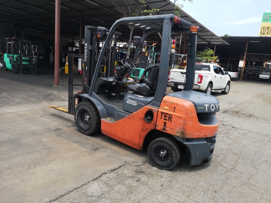 รถยกโตโยต้ารุ่น 8 น้ำหนักยก 2.5 ตัน เสาสูง 3 เมตรเข้าตู้ แผงงาสไลด์ เครื่องดีเซล เกียร์ออโต้