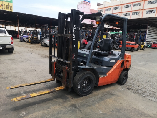 รถยกโตโยต้ารุ่น 8 น้ำหนักยก 2.5 ตัน เสาสูง 3 เมตรเข้าตู้ แผงงาสไลด์ เครื่องดีเซล เกียร์ออโต้
