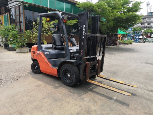 รถยกโตโยต้ารุ่น 8 น้ำหนักยก 2.5 ตัน เสาสูง 3 เมตรเข้าตู้ แผงงาสไลด์ เครื่องดีเซล เกียร์ออโต้