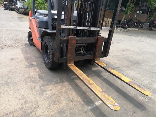 รถยกโตโยต้ารุ่น 8 น้ำหนักยก 2.5 ตัน เสาสูง 3 เมตรเข้าตู้ แผงงาสไลด์ เครื่องดีเซล เกียร์ออโต้