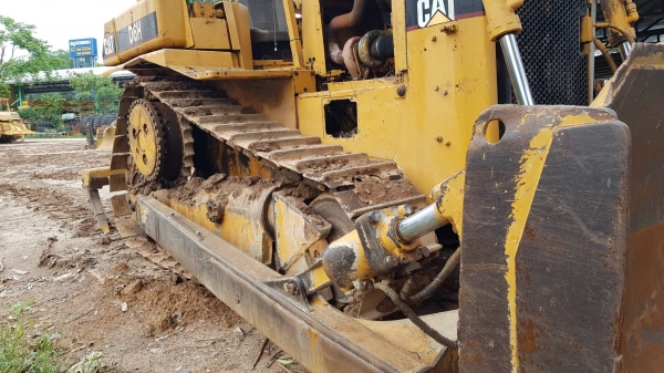 Catterpillar D6H ตามภาพตามรุ่น เกียร์ ท๊อค พร้อมใช้ เอกสารเล่ม เขี้ยวมีอันเดียว ราคา 1,100,000 โทร 0817410515