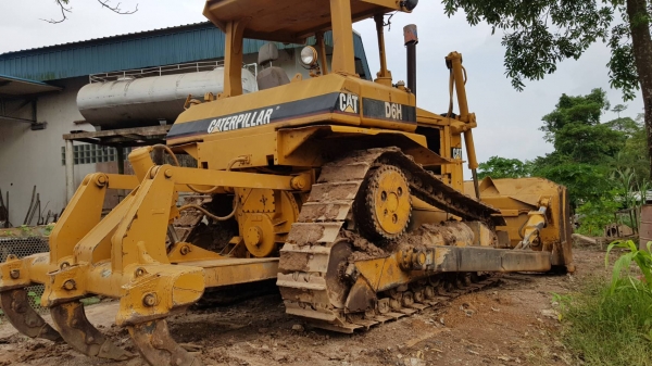 Catterpillar D6H ตามภาพตามรุ่น เกียร์ ท๊อค พร้อมใช้ เอกสารเล่ม เขี้ยวมีอันเดียว ราคา 1,100,000 โทร 0817410515