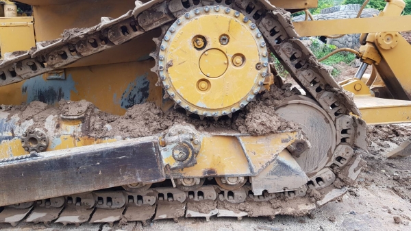 Catterpillar D6H ตามภาพตามรุ่น เกียร์ ท๊อค พร้อมใช้ เอกสารเล่ม เขี้ยวมีอันเดียว ราคา 1,100,000 โทร 0817410515