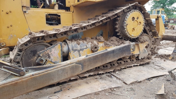 Catterpillar D6H ตามภาพตามรุ่น เกียร์ ท๊อค พร้อมใช้ เอกสารเล่ม เขี้ยวมีอันเดียว ราคา 1,100,000 โทร 0817410515