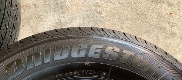 ยางป้ายแดง 215-70-16 Bridgestone ดอกยางเต็มๆ ตุ่มเป้งๆ ยางป้ายแดง 215-70-16 Bridgestone ดอกยางเต็มๆ ตุ่มเป้งๆ