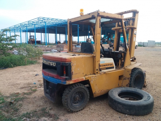 ขาย 295,000 รภฟอคร์ลิป KOMATSU FD35-4 ขนาด 3.5 ตัน ยกได้ 4 ม.งาคว่ำหงายได้ เครื่อง KOMATSU เกียร์แรง ยางดี รถพร้อมใช้งาน เอกสารซื้อขาย รถอยู่ อยุธยา 090-772-3710 090-772-3708