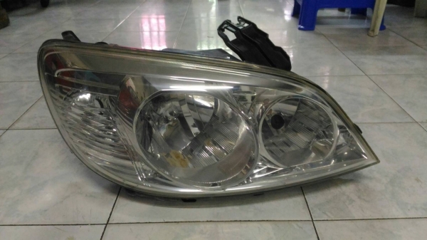 ขายไฟหน้า Ford Escape ปี 2010 ซ้ายและขวา ขายไฟหน้า Ford Escape ปี 2010 ซ้ายและขวา