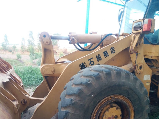 ขาย 550,000 รถตักล้อยาง KOMATSU WA 450 สภาพเก่านอก ตู้เก๋งมีแอร์ เครื่องดี เกียร์แรง เอวแน่น แขนตักสวย บุ้งกี๋สวย ยางดี รถสวยพร้อมใช้ เอกสารซื้อขาย รถอยู่ อยุธยา 090-772-3710 090-772-3708