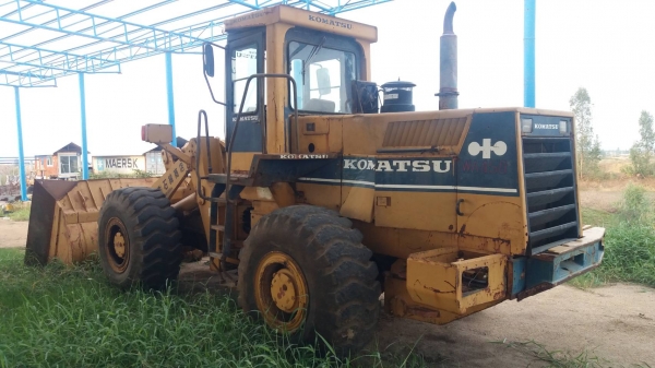 ขาย 550,000 รถตักล้อยาง KOMATSU WA 450 สภาพเก่านอก ตู้เก๋งมีแอร์ เครื่องดี เกียร์แรง เอวแน่น แขนตักสวย บุ้งกี๋สวย ยางดี รถสวยพร้อมใช้ เอกสารซื้อขาย รถอยู่ อยุธยา 090-772-3710 090-772-3708