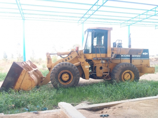 ขาย 550,000 รถตักล้อยาง KOMATSU WA 450 สภาพเก่านอก ตู้เก๋งมีแอร์ เครื่องดี เกียร์แรง เอวแน่น แขนตักสวย บุ้งกี๋สวย ยางดี รถสวยพร้อมใช้ เอกสารซื้อขาย รถอยู่ อยุธยา 090-772-3710 090-772-3708
