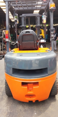 ขายโฟล์คลิฟท์ ยี่ห้อไทลิพท์ (ไทลิฟท์)  ดีเซล   ขนาด 2.5  ตัน เครื่อง ISUZU เสา 3 เมตร  เกียร์ธรรมดา  ยางตันครับ