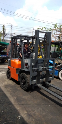 ขายโฟล์คลิฟท์ ยี่ห้อไทลิพท์ (ไทลิฟท์)  ดีเซล   ขนาด 2.5  ตัน เครื่อง ISUZU เสา 3 เมตร  เกียร์ธรรมดา  ยางตันครับ