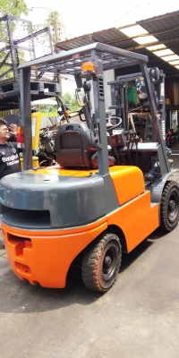 ขายโฟล์คลิฟท์ ยี่ห้อไทลิพท์ (ไทลิฟท์)  ดีเซล   ขนาด 2.5  ตัน เครื่อง ISUZU เสา 3 เมตร  เกียร์ธรรมดา  ยางตันครับ