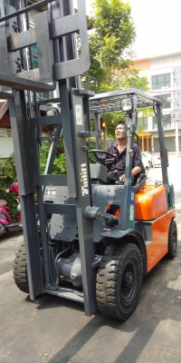 ขายโฟล์คลิฟท์ ยี่ห้อไทลิพท์ (ไทลิฟท์)  ดีเซล   ขนาด 2.5  ตัน เครื่อง ISUZU เสา 3 เมตร  เกียร์ธรรมดา  ยางตันครับ